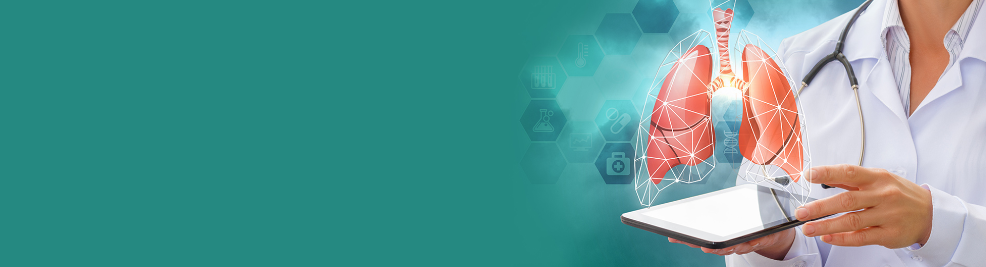 Po lewej stronie napis przedstawiający misję Szpitala: Zdrowie pulmonologiczne mieszkańców regionu. Po po prawej grafika przedstawiająca lekarza trzymajacego w dłoniach tablet, nad którym unosi się futurystyczna wizualizacja płuc człowieka